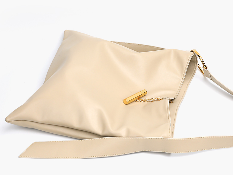 Clean Shopper Bag with decoration 簡約時尚軟皮包